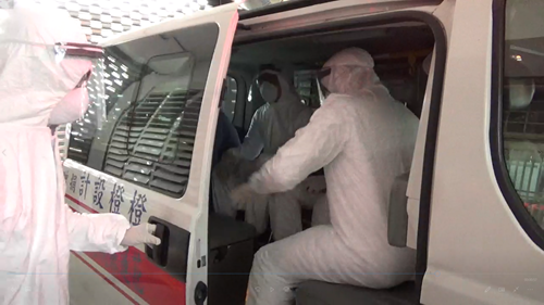 花蓮縣消防局支援救護車演練戒送疑似個案外醫。