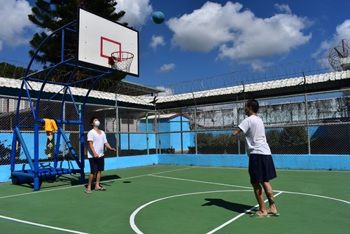 圖(一)：9月份收容人文康活動「籃球投籃團體」比賽，本所身障收容人特別組成身障隊伍共同參與競賽，進入前三強。