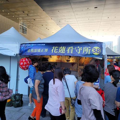 熱情的民眾將攤位圍至水洩不通