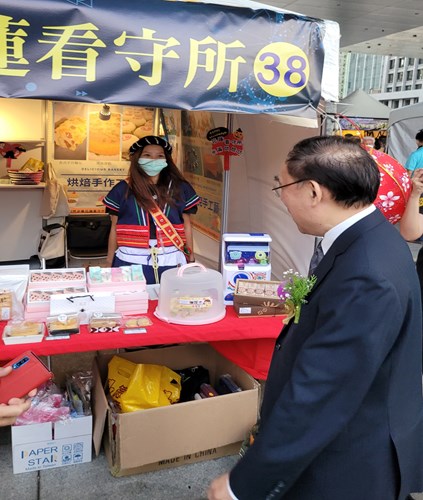 部長蒞臨攤位指導