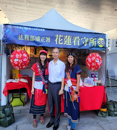 所長與會場服務同仁合照