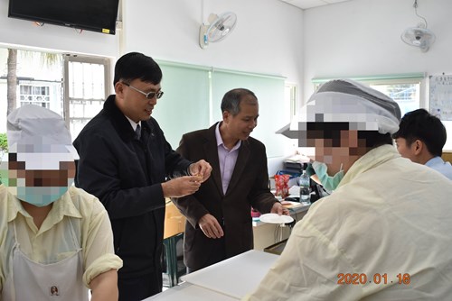 矯正署後勤資源組蘇組長與所長查看烘焙班作業情形
