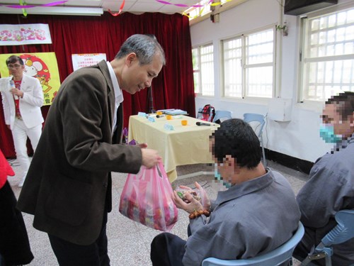 感謝更保會準備新春喜糖讓收容人吃甜甜過好年