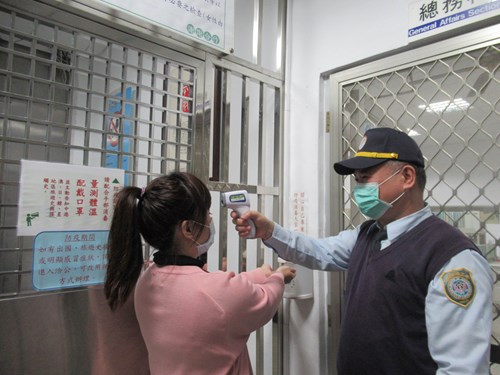 進入戒護區手部消毒、量測體溫