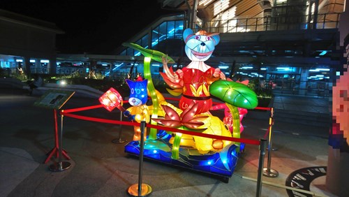 夜晚的花燈作品增添花蓮車站的另一番面貌。