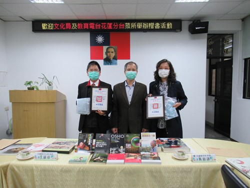 花所除了回贈感謝狀之外，同時致贈收容人自製之布口罩套予貴賓