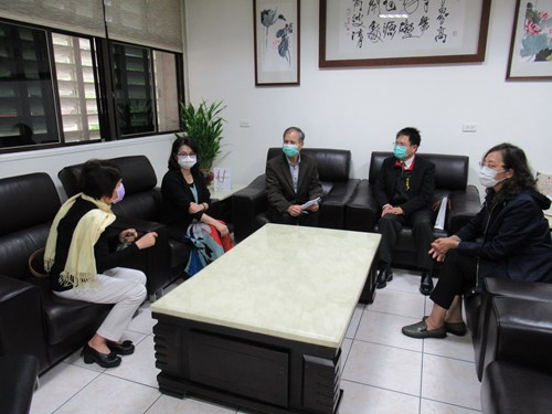 左起吳采璋記者、楊淑梅科長、黃敬謀所長、江躍辰局長、孫承珍分臺長細數「悅讀者」贈書活動已來到第九個年頭