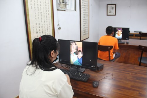 看到家人熟悉的身影讓收容人熱淚盈眶