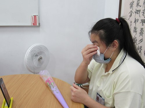 收容人錄製影片給家人，思念之情忍不住泣不成聲