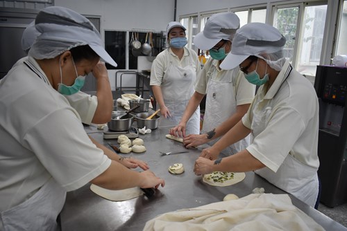 烘焙班學員用心製作美味的蔥油餅