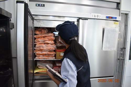 稽查員檢視食品存放環境