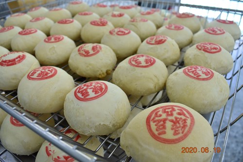 一顆顆圓滾滾剛出爐的綠豆椪看起來十分美味