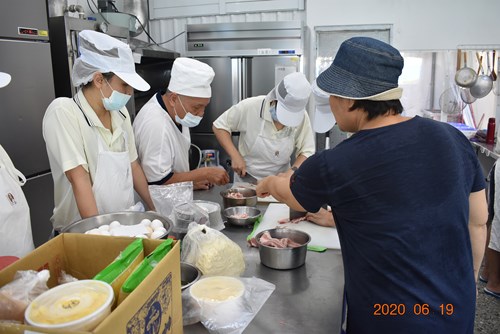 指導老師不厭其煩地指導食材處理
