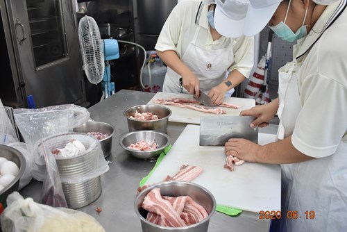 內餡的滷肉都是自己處理的