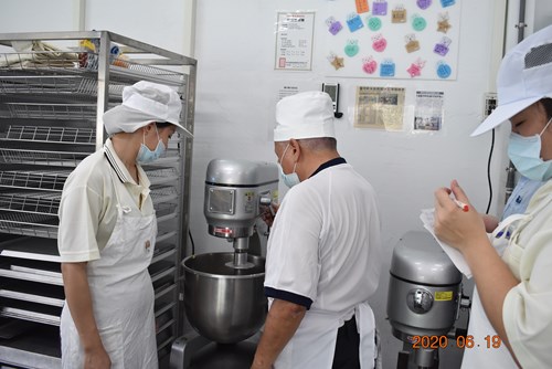 指導老師指導麵團製作方式