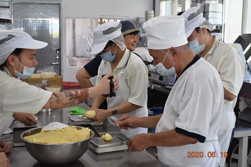 老師指導如何製作酥脆外皮