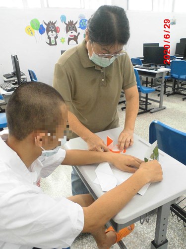 美術老師教導收容少年摺紙