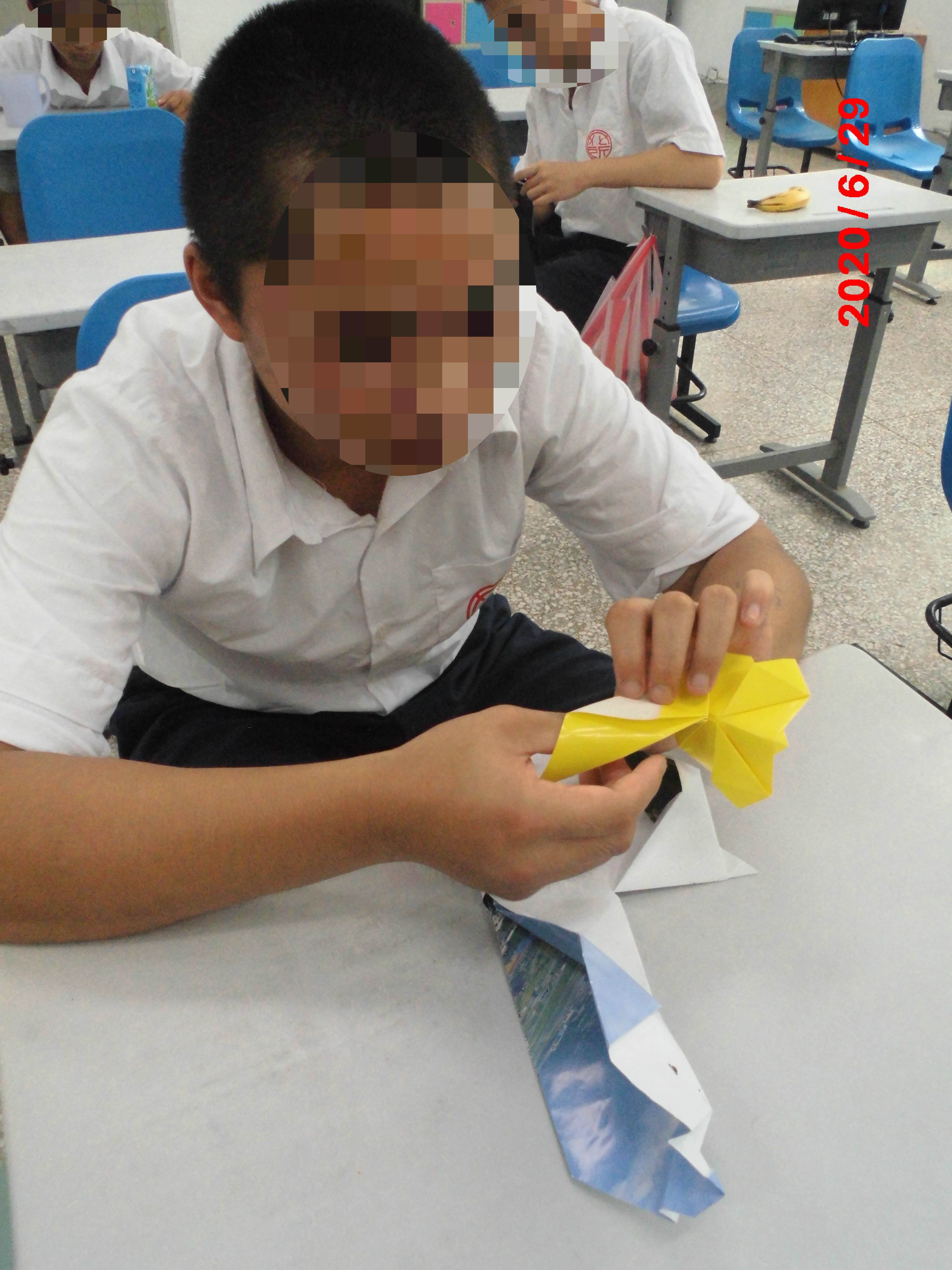 收容少年無不聚精會神專注的摺疊紙張