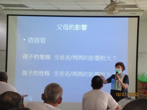 吳采璋老師提到父母對孩子的影響力很大，也鼓勵收容人能在父親的角色上努力學習，有朝一日成為孩子的榜樣。