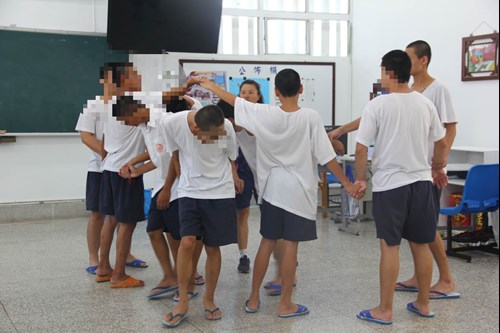 老師透過有趣的團康遊戲讓收容少年體驗身體律動