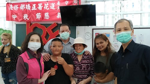 花蓮地檢署檢察長俞秀端更特別親臨現場，為收容人及家屬加油打氣