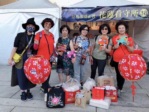 熱情的台中民眾開心的購買滿滿的戰利品