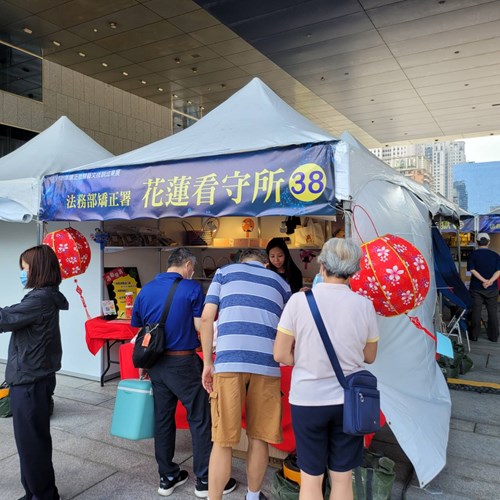 熱情的民眾正在攤位上選購