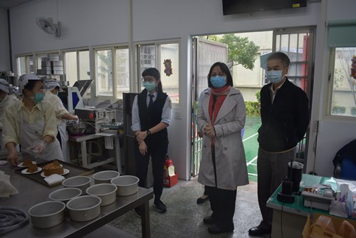 矯正署教化輔導組劉組長至烘焙班關心收容人烘焙作業情形