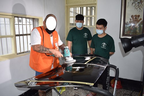 同學實地操作打蠟機