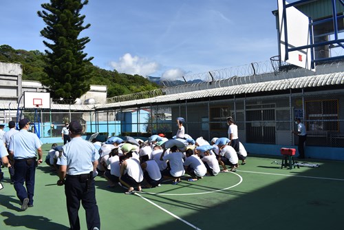 安全疏散至操場集合。