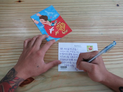 收容少年親筆書寫父親節感恩卡片。