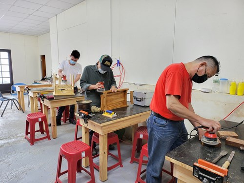 培訓課程由木工師傅帶領3位學員精進技藝，並配置1名專案經理專職行銷及人員管理事宜。