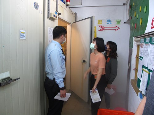 營養師對於食材與菜單提出改善建議善建議，並於炊場與所內職員討論相關改善事項
