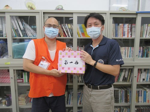 7月份收容人文康活動「象棋棋藝」比賽，第一名收容人由本所輔導員頒發獎品以資鼓勵。
