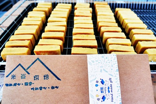 本所熱銷販售的土鳳梨酥及原味鳳梨酥，嚴選台南關廟出產的鳳梨內餡以及配方調整，造就甜而不膩的口感