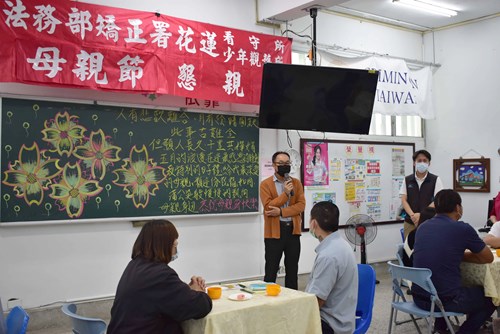 花蓮看守所舉辦母親節懇親會，江所長慶隆致詞。