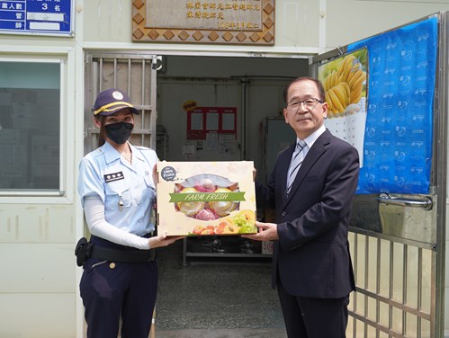 署長致贈水果禮盒慰勉同仁。(圖/拍攝於女所)