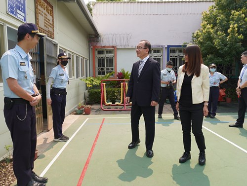 署長走訪各場舍瞭解第一線值勤狀況。(圖/拍攝於烘焙坊)