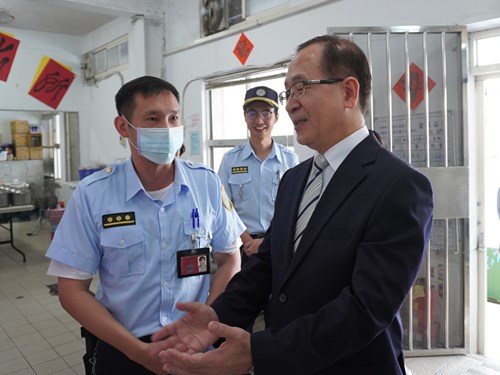 署長與第一線戒護同仁分享勤務經驗。(圖/拍攝於炊場)