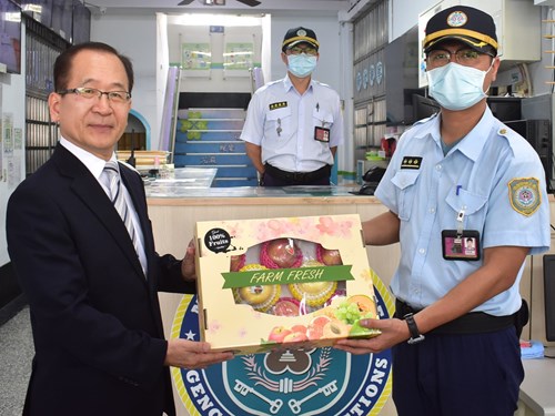 署長致贈水果禮盒慰勉同仁。(圖/拍攝於中央臺)